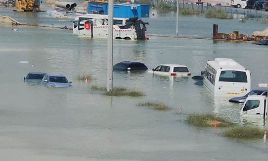 مشهد من السيول التي اجتاحت دبي في نيسان - AA