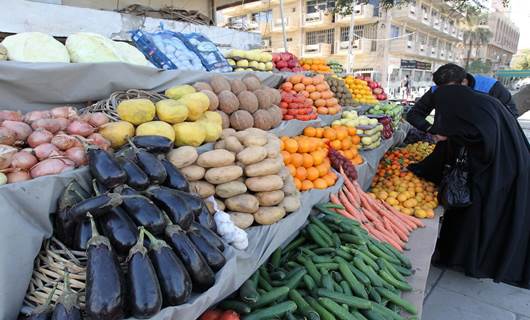 عراقية تشتري الفواكه والخضار بأحد الأسواق المحلية - أرشيفية 