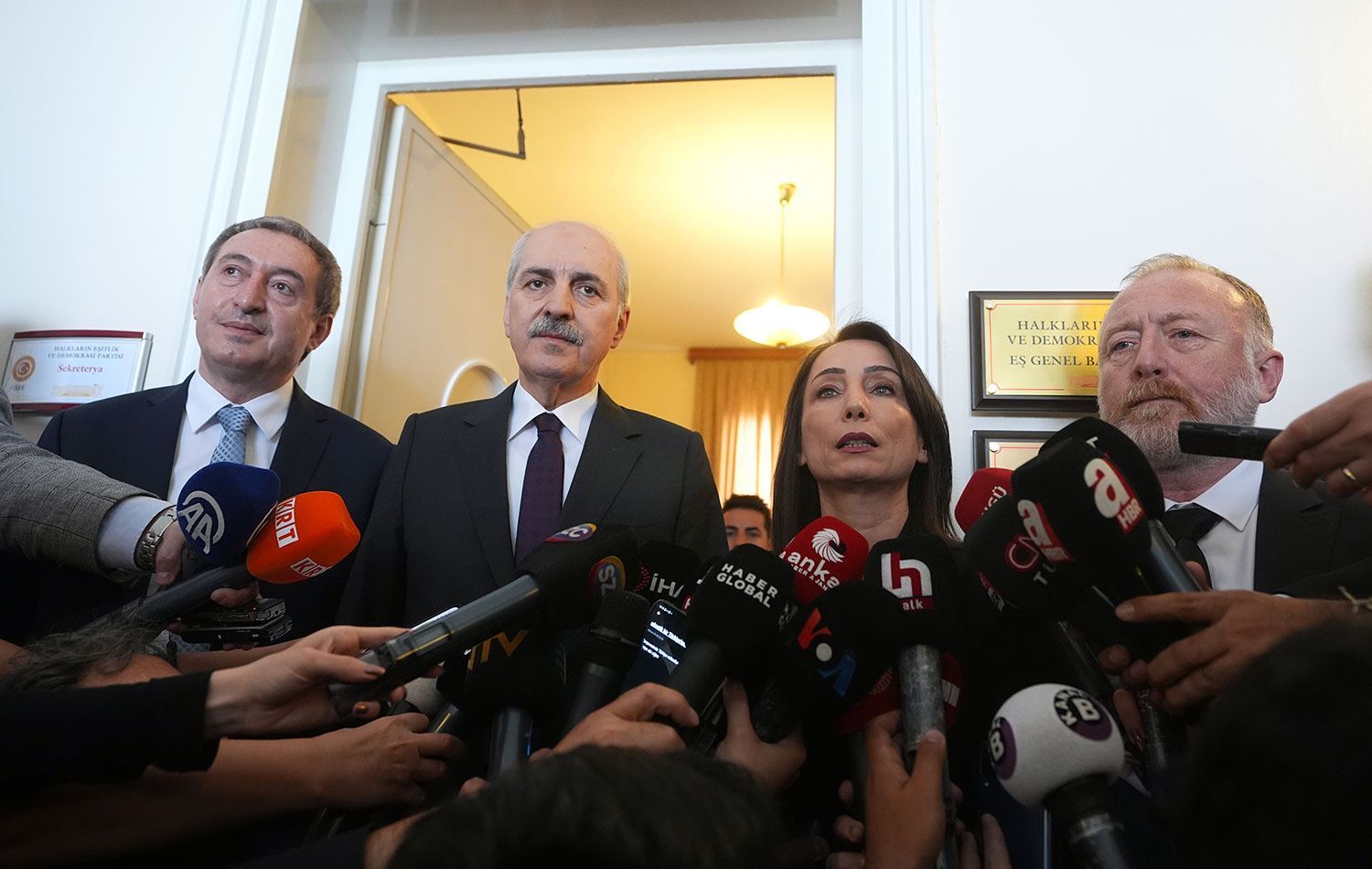 Numan Kurtulmuş ji bo guhertina Destûra Bingehîn li deriyê DEM Partiyê da/Wêne: AA