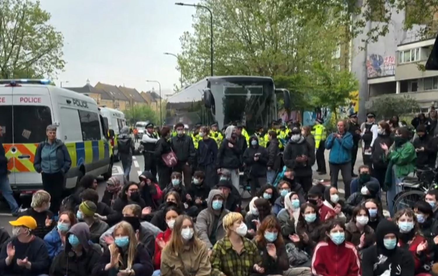Brîtanya: Xwepêşanderan rê neda ku polîs koçberan desteser bikin