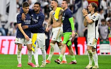 Real Madrid'in kazandığı karşılaşma sonrasında, takım futbolcuları Arda Güler (solda), Rodrygo Goes (sol 2) ve Luka Modric (sağda) sevinç yaşadı. / AA