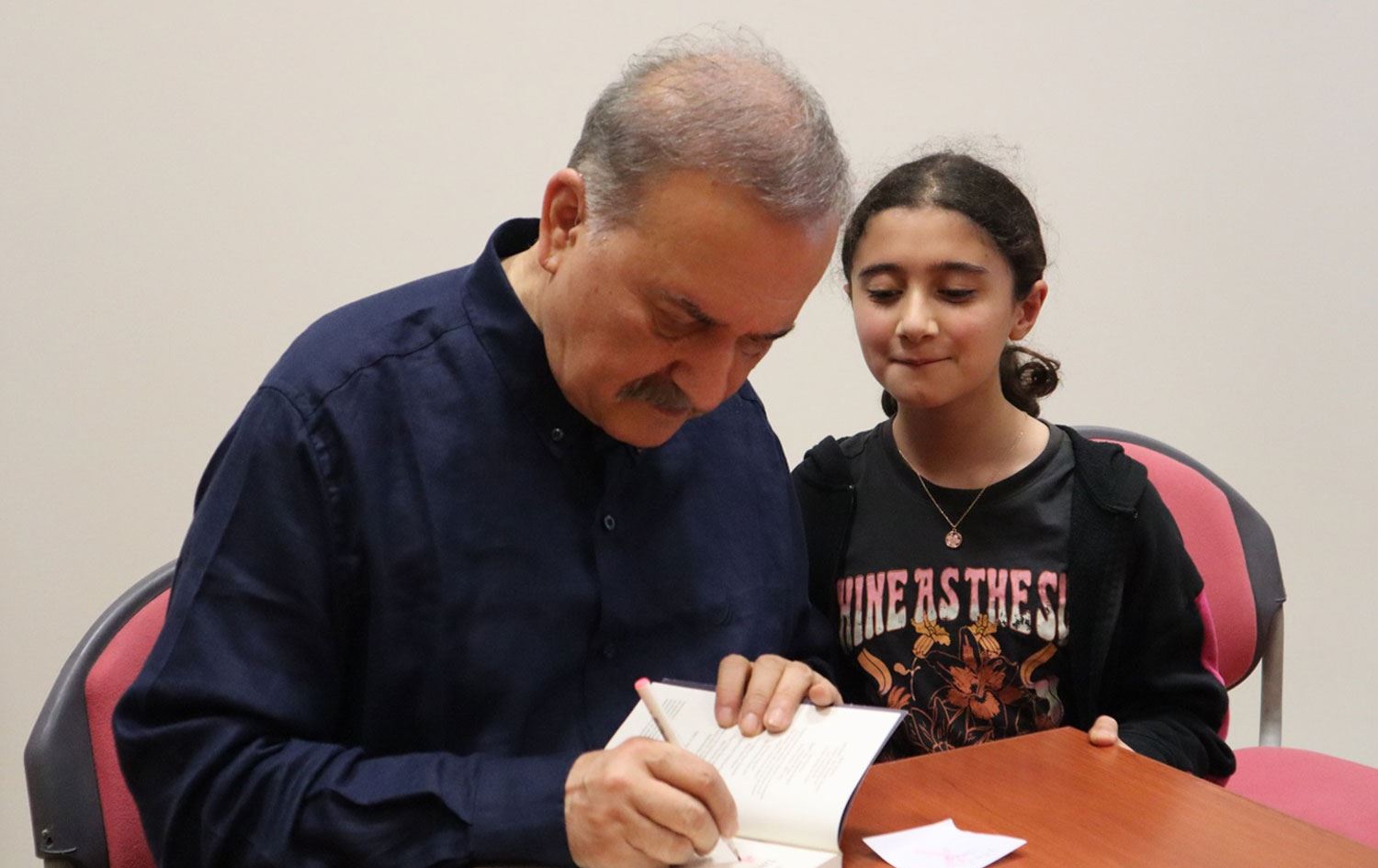 Murathan Mungan pirtûkê îmze dike / Wêne: Ji artigerçekê hatiye wergirtin