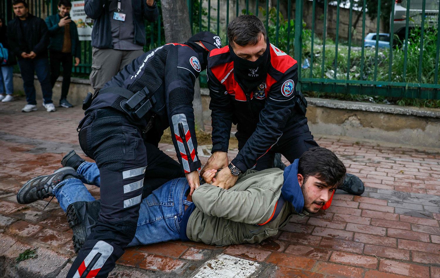 Mecidiyeköy'den Taksim Meydanı'na yürümeye çalışan göstericiler gözaltına aldı. ( Fotoğraf: KEMAL ASLAN / AFP)