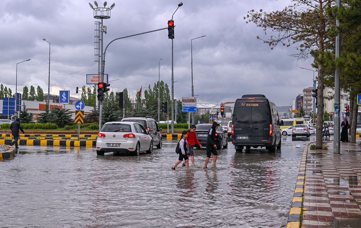Van'da sağanak sonrası yollarda taşkınlar meydana geldi. / AA