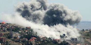 قصف إسرائيلي على قرية في جنوب لبنان - AFP
