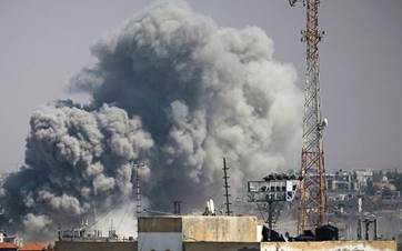 تصاعد الدخان بعد قصف إسرائيل طال مدينة رفح - AFP