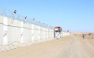 الجدار الخرساني الذي بناه العراق على الحدود مع سوريا 