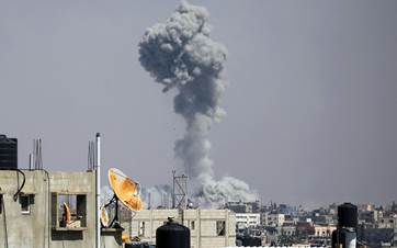 لەدوای بۆردوومانی ئیسرائیل لە رەفەح دووکەڵ بەرزدەبێتەوە. وێنە: AFP