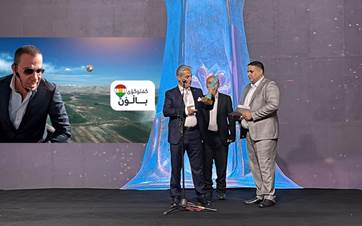 لحظة تسلم آسو سراوي معد برنامج "گفتوگۆی باڵۆن" حوار المنطاد على رووداو لجائزة "الهلال الذهبي" في بغداد 