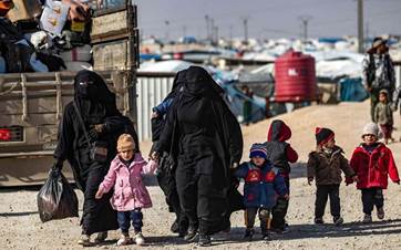 نساء وأطفال في مخيم الهول السوري 