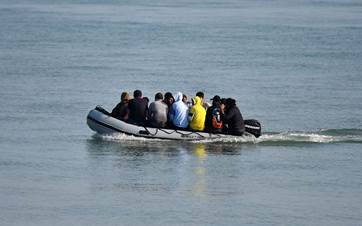 لاجئون أثناء عبورهم القناة الانكليزية - AFP