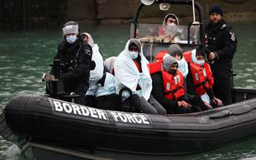 قوات الحدود البريطانية تصطحب لاجئين في القناة الانكليزية - Reuters
