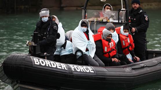 قوات الحدود البريطانية تصطحب لاجئين في القناة الانكليزية - Reuters
