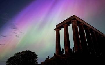 الشفق القطبي فوق نصب اسكتلندا التذكاري الوطني أثناء العاصفة الشمسية - AFP 