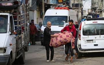 فلسطينيون ينزحون من الأحياء الشرقية لرفح - AFP