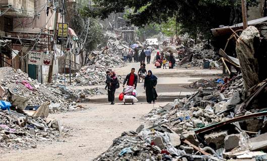 إخلاء النازحين الفلسطينيين من مخيم تل الزعتر - AFP