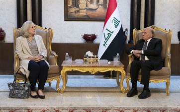 وزير الخارجية العراقي فؤاد حسين والسفيرة الأميركية لدى بغداد ألينا رونانسكي