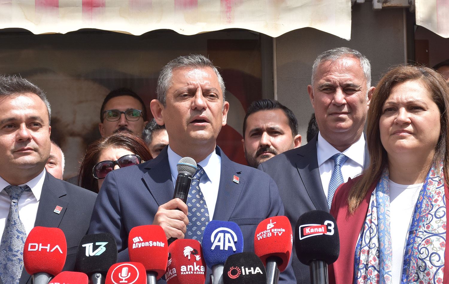 CHP Genel Başkanı Özgür Özel (ortada) / AA