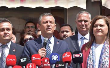 CHP Genel Başkanı Özgür Özel (ortada) / AA