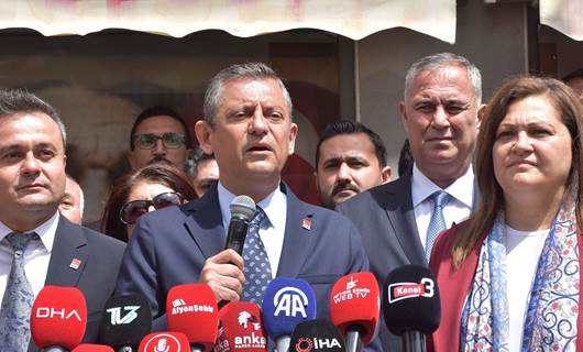 CHP Genel Başkanı Özgür Özel (ortada) / AA