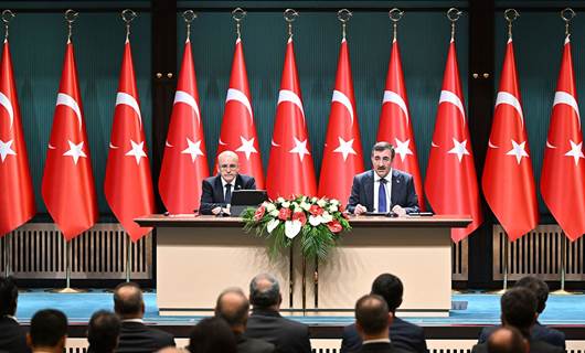 Türkiye Cumhurbaşkanı Yardımcısı Cevdet Yılmaz (sağda) ile Hazine ve Maliye Bakanı Mehmet Şimşek (solda) Kamuda Tasarruf ve Verimlilik Paketi'ni kamuoyuyla paylaştı. / AA