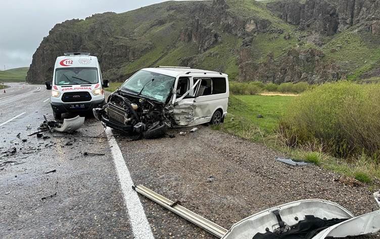 Ağrı'nın Eleşkirt ilçesinde hafif ticari araç ile minibüsün çarpıştı Foto: AA