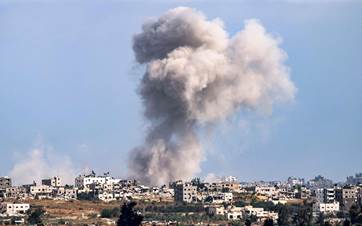 تصاعد الدخان بعد قصف إسرائيلي على غزة - AFP