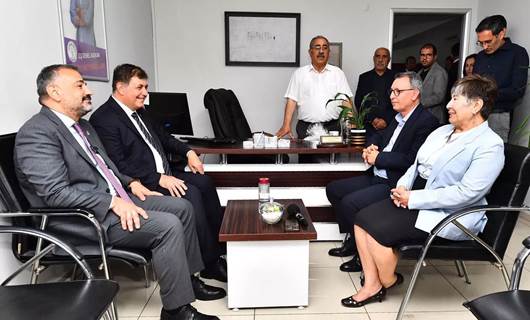 İzmir Büyükşehir Belediye Başkanı Cemil Tugay, DEM Parti İzmir İl Başkanlığını ziyaret etti
