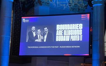 لوحة إعلانية تتضمن صورة لفريق عمل رووداو خلال حفل توزيع الجوائز