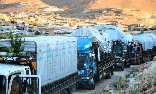شاحنات تقلّ لاجئين سوريين عند معبر حدودي بين لبنان وسوريا في عرسال - AFP