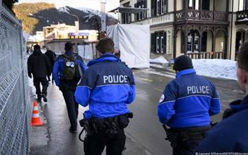 وێنەیەکی ئەرشیڤیی ژمارەیەک پۆلیسی سویسرا لە داڤۆس  