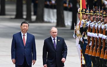 Çin Başbakanı Li Çiang'ın ülkesini ziyaret eden Rusya Devlet Başkanı Vladimir Putin ile görüştü