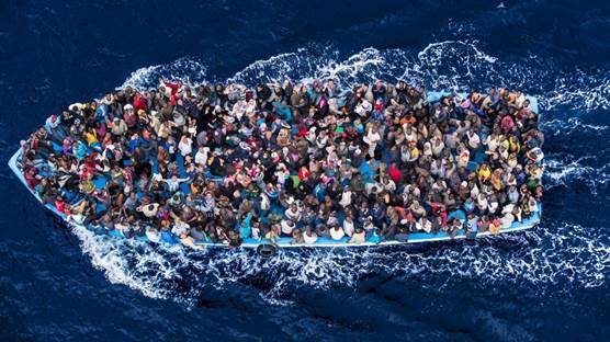 لاجئون سوريون في البحر 