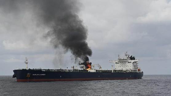 صورة نشرتها البحرية الهندية في كانون الثاني لتعرض سفينة إلى هجوم قبالة اليمن - أرشيف