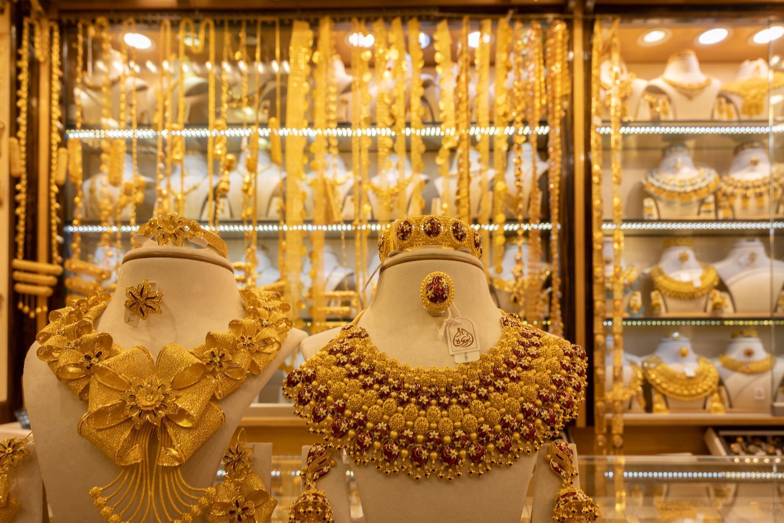 شارەزایەکی بۆرسە: هەفتەی داهاتوو نرخی ئۆنسەیەک زێڕ دەگاتە 2434 دۆلار