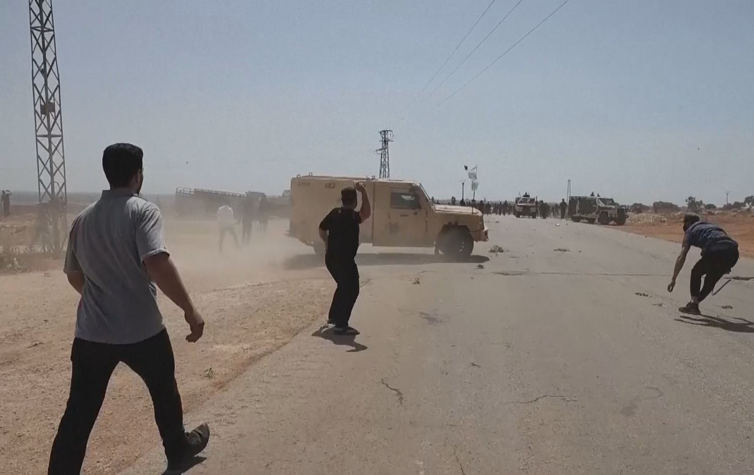  Xwepêşanderan berdana girtiyan û rûxandina desthilata komên xwest / Wêne: AFP