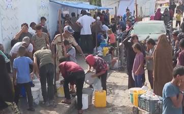 ​تجمع العشرات من النازحين الفلسطينيين للحصول على المياه