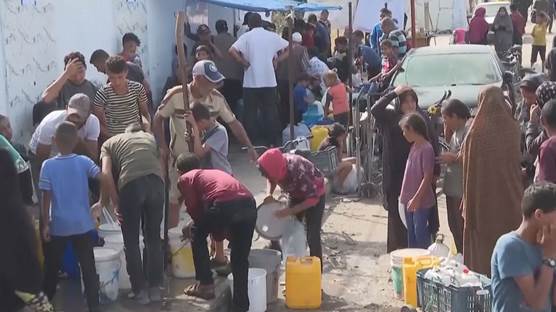 ​تجمع العشرات من النازحين الفلسطينيين للحصول على المياه