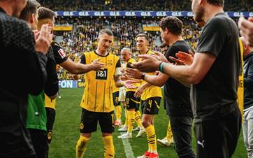 Borussia Dortmund'un efsane ismi Marco Reus taraftarlara veda hediyesi olarak bira ısmarladı