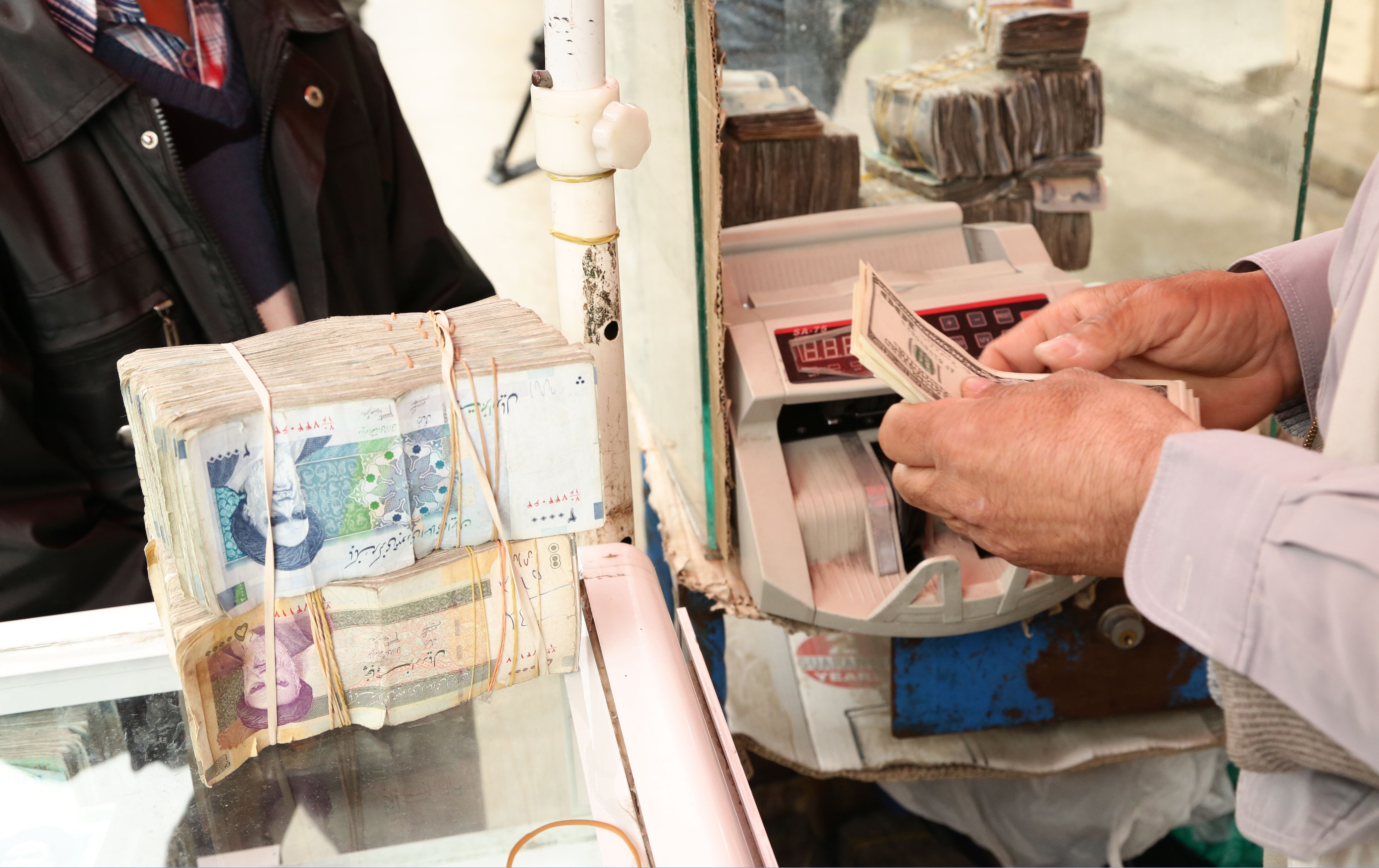 بەهای تمەنی ئێرانی بەرامبەر دۆلاری ئەمریکی دابەزی