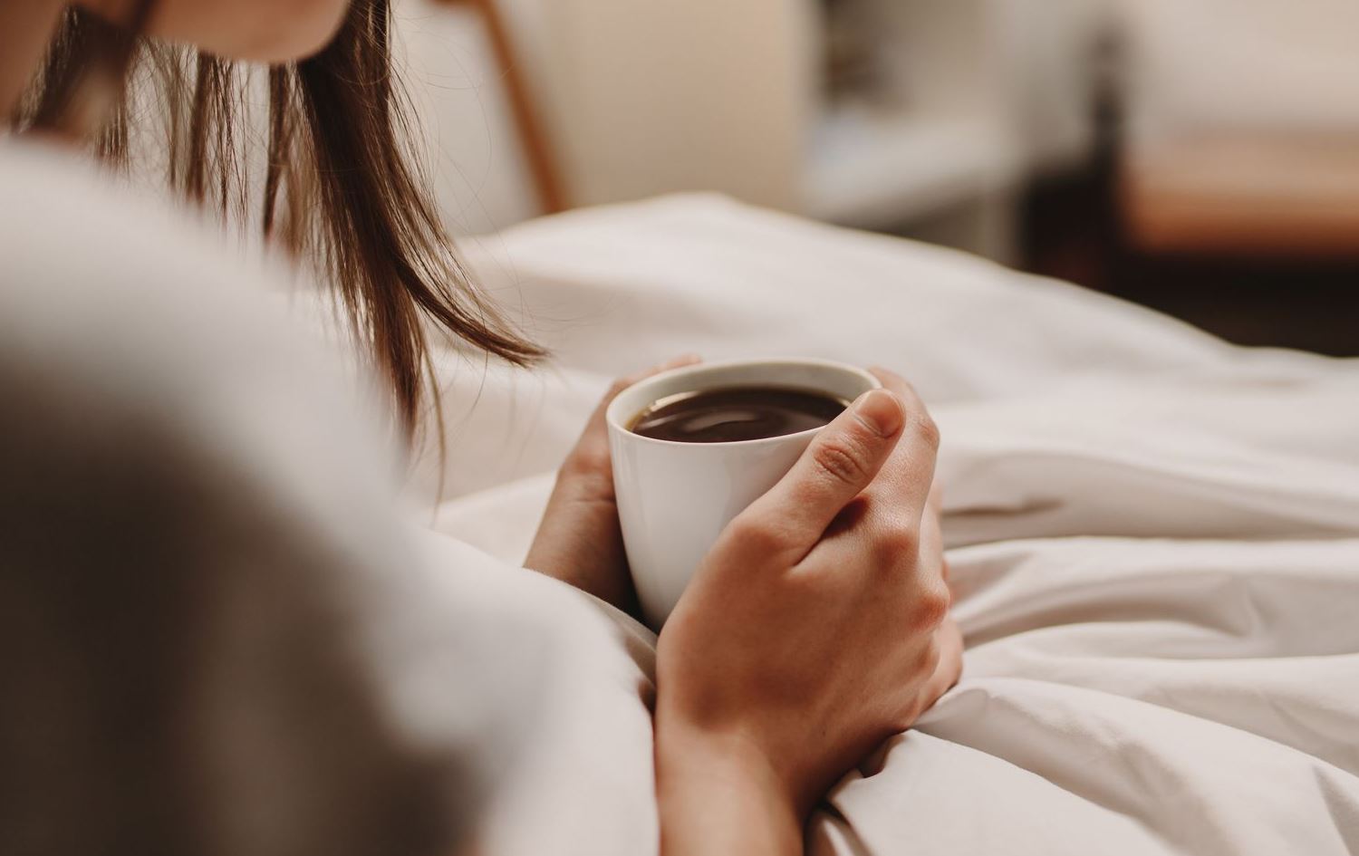 توێژینەوەیەک: ئەو خواردنەوانەی کافایینیان تێدایە کوالێتیی خەو تێکدەدەن