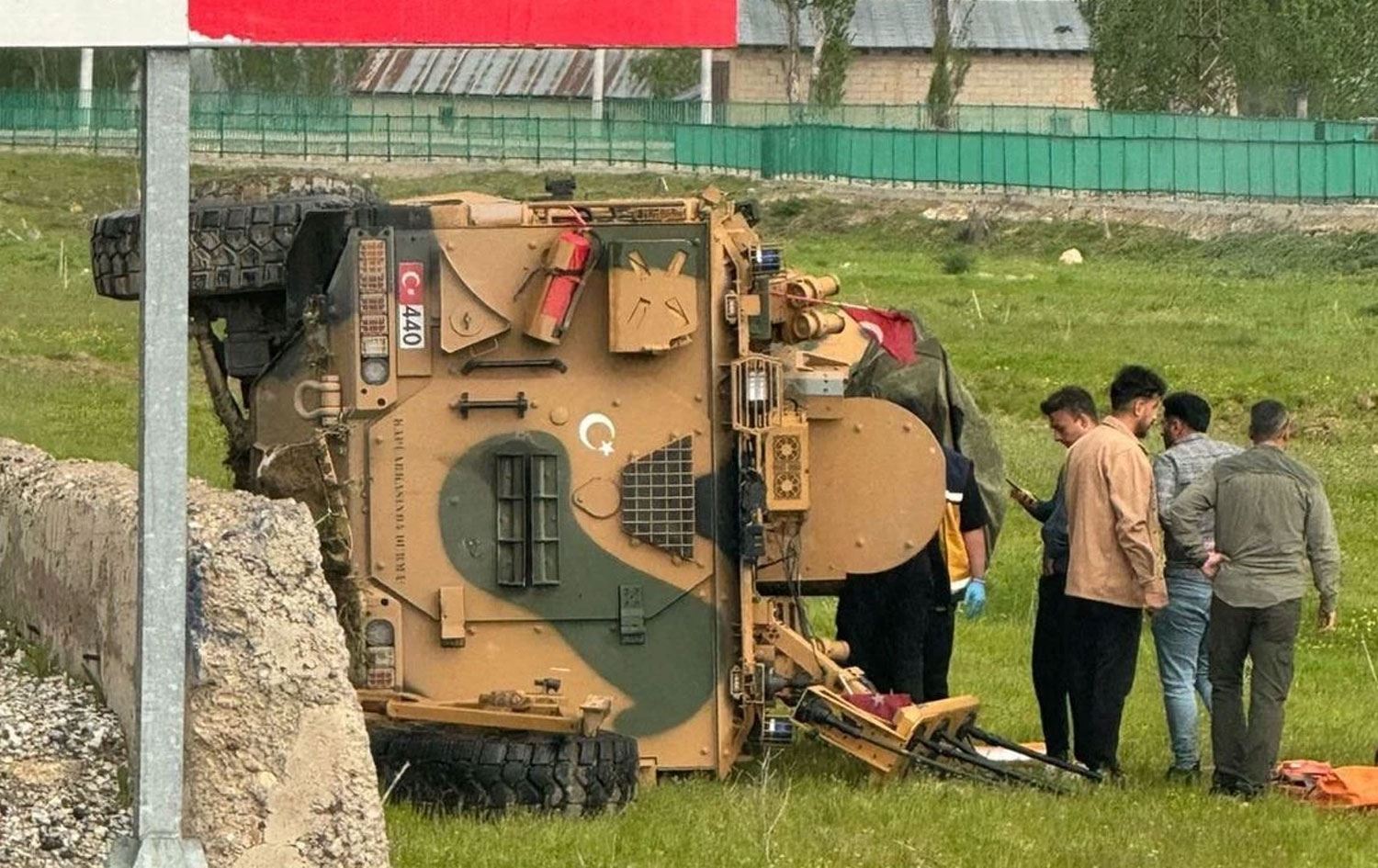 Li Geverê wesayîteke leşkerî wergeriya: Wêne: Bîlal Tinar