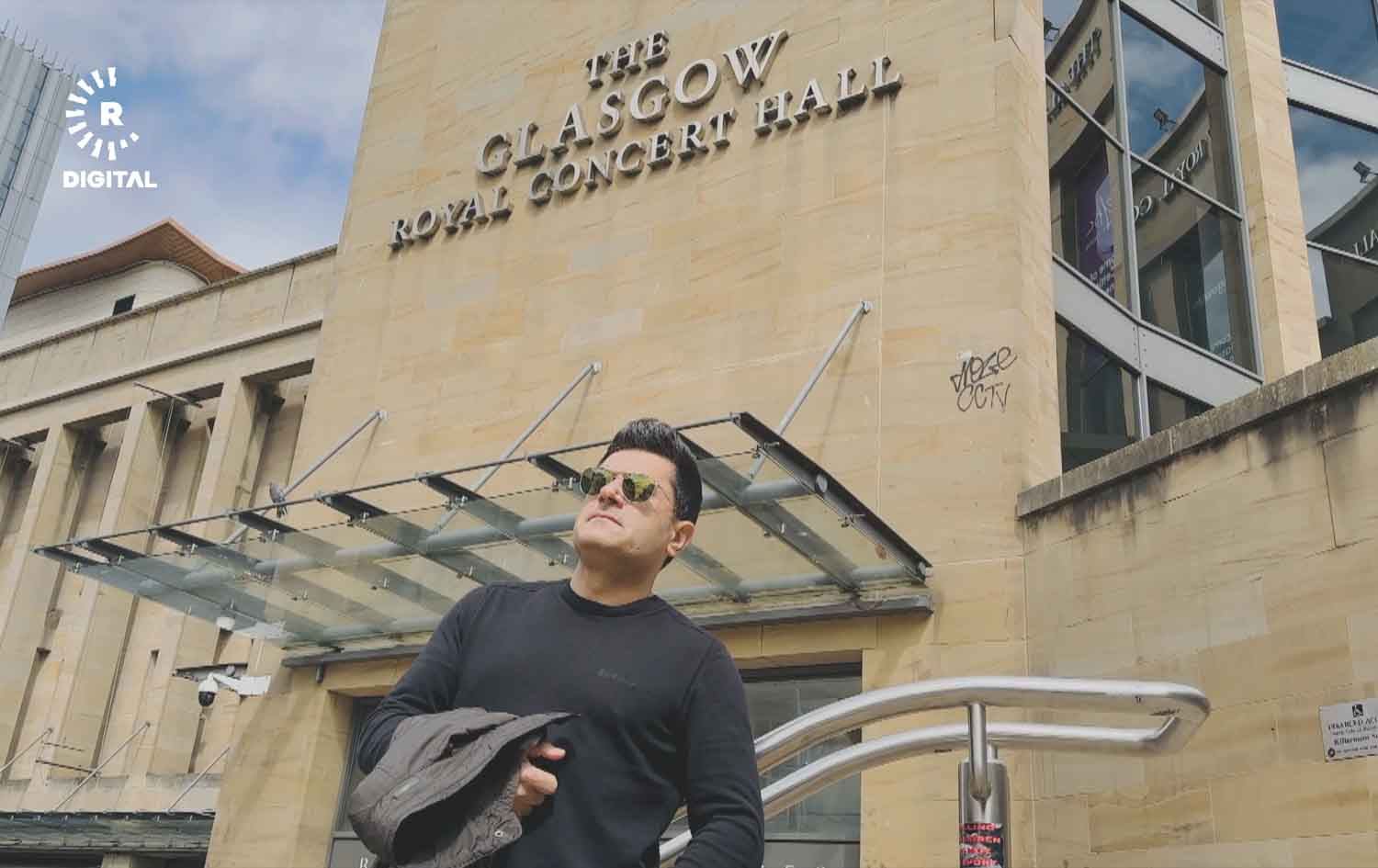 ئەیوب عەلی بە جلوبەرگی کوردییەوە لەگەڵ گرووپێکی فلامینگۆی ئیسپانی گۆرانی دەڵێت