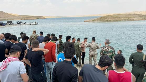 تجمع قوات الأمن والمواطنين على ضفاف البحيرة