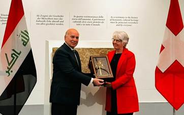 Iraqi Foreign Minister Fuad Hussein (left) received three artifacts from Swiss Interior Minister Elisabeth Baume-Schneider (right) on May 24, 2024. Photo: Iraqi foreign minister