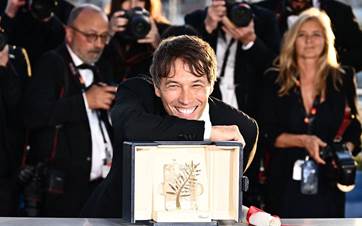 Altın Palmiye ödülü, Amerikalı yönetmen Sean Baker'ın "Anora" drama filmine verildi./ AFP