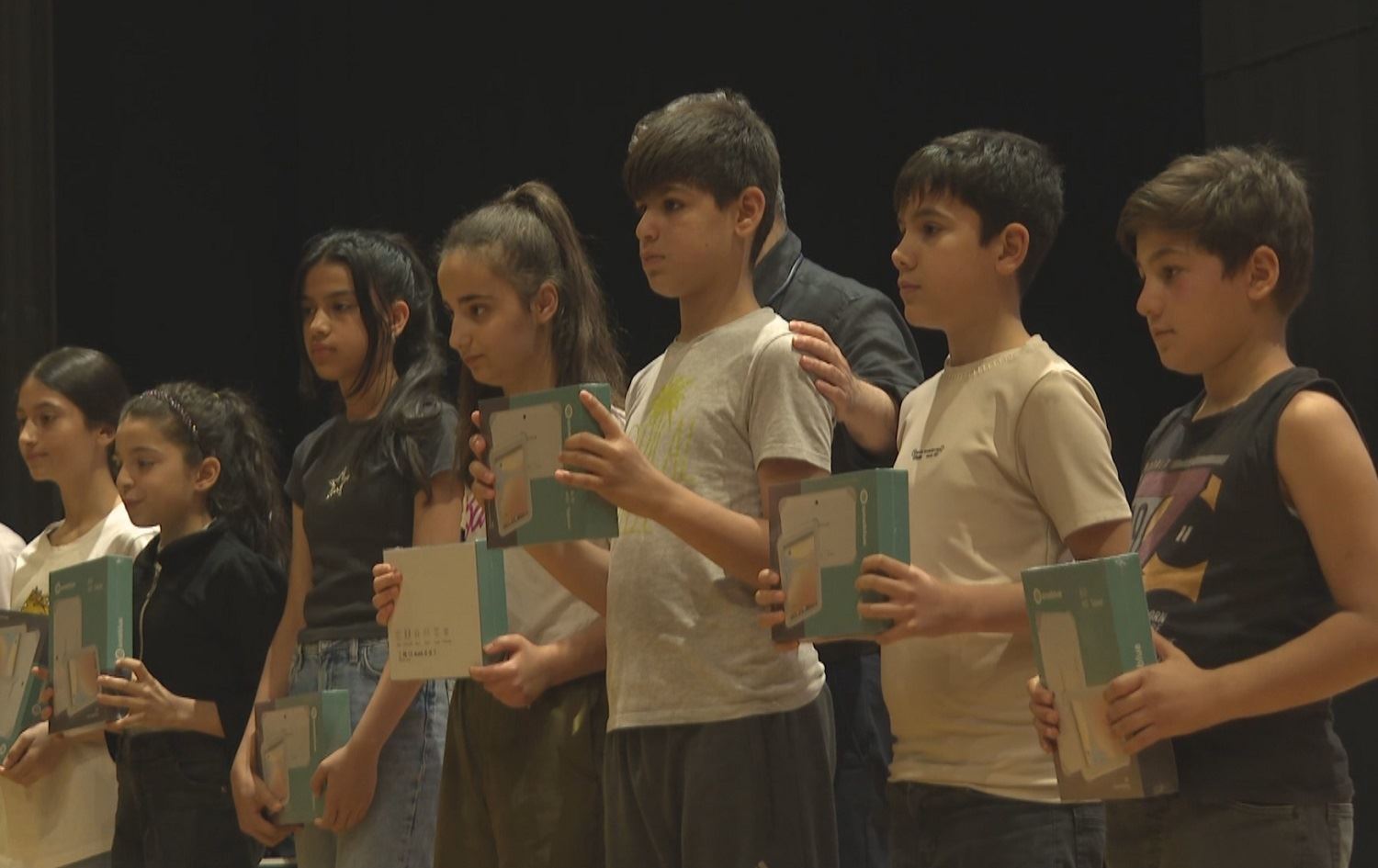 Xwendekarên ku dersa Kurdî hilbijartibûn tablet standin