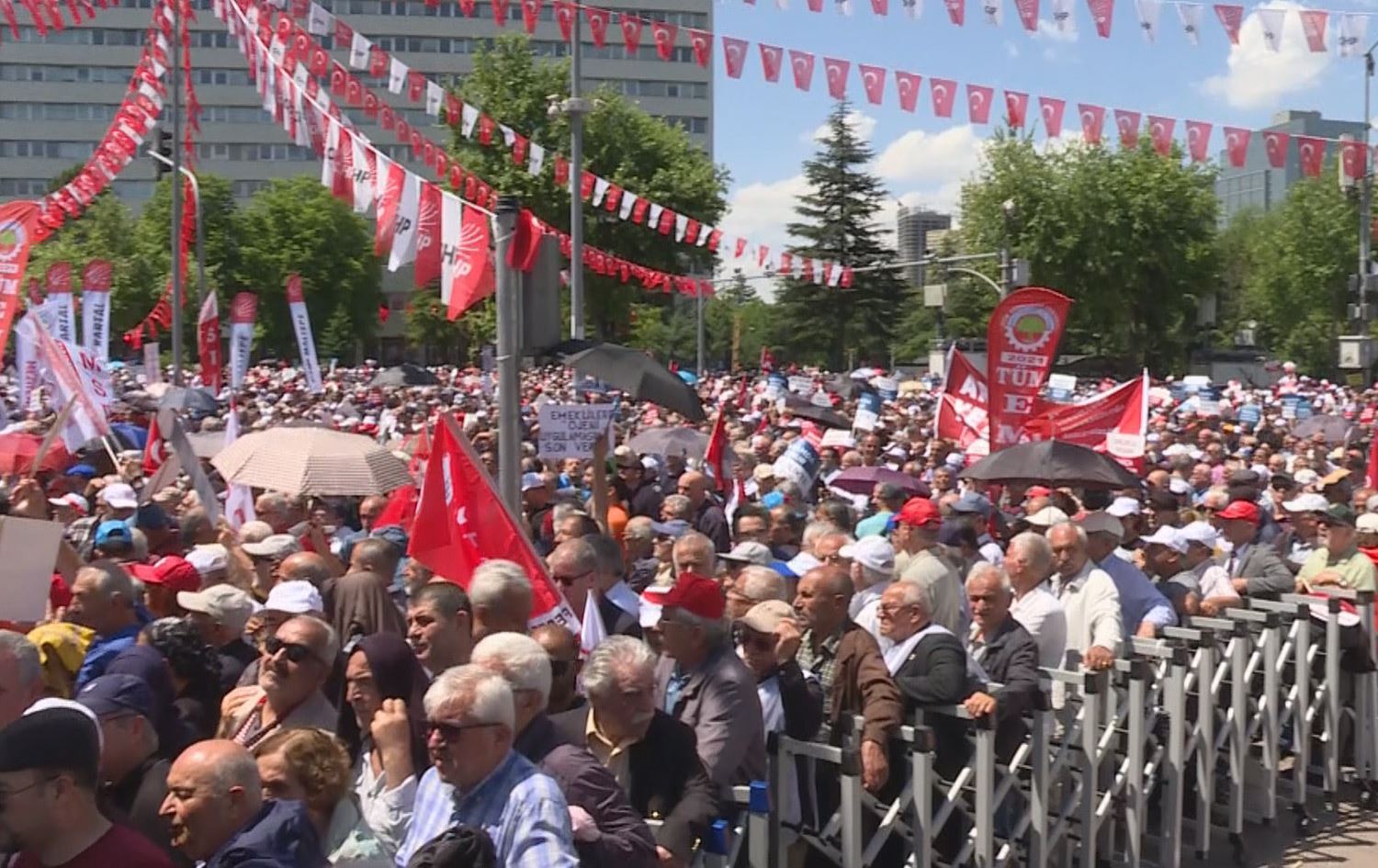 خانەنشینانی تورکیا لە ئەنقەرە خۆپێشاندانیان کرد و داوای زیادکردنی مووچە دەکەن