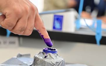 A person casts their vote. Photo: Rudaw/file 