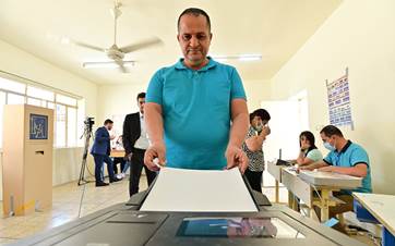 A man casting his ballot during the Iraqi general vote in Erbil on October 10, 2021. Photo: Bilind T. Abdullah / Rudaw